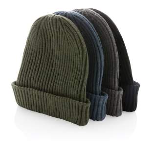 Diese klassische, doppellagige Beanie sorgt für einen lässigen Look, der Sie an kalten Tagen warm hält. Die Mütze enthält Polylana®; eine umweltfreundliche Alternative zu 100% Acrylfaser, die weniger Energie und Wasser verbraucht. Mit dem AWARE™ Trac... Diese klassische, doppellagige Beanie sorgt für einen lässigen Look, der Sie an kalten Tagen warm hält. Die Mütze enthält Polylana®; eine umweltfreundliche Alternative zu 100% Acrylfaser, die weniger Energie und Wasser verbraucht. Mit dem AWARE™ Trac...