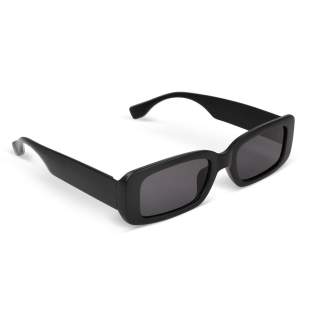 Adoptez un style durable avec nos lunettes de soleil tendance. Fabriquées en PC 100 % recyclé. Le polycarbonate (PC) est hautement durable. C'est un plastique dur qui a une longue durée de vie. Il peut également être chauffé, puis remodelé et réutilisé, ce qui le rend recyclable. Adoptez un style durable avec nos lunettes de soleil tendance. Fabriquées en PC 100 % recyclé. Le polycarbonate (PC) est hautement durable. C'est un plastique dur qui a une longue durée de vie. Il peut également être chauffé, puis remodelé et réutilisé, ce qui le rend recyclable.