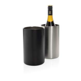 Ontvang uw gasten in stijl met de Vino gerecyclede roestvrijstalen wijnkoeler. Dit opvallende stuk is een ideaal middelpunt terwijl u drankjes serveert en conversaties voert, waardoor u uw wijnen met gratie en stijl kunt koelen. Gemaakt met RCS-gecer... Ontvang uw gasten in stijl met de Vino gerecyclede roestvrijstalen wijnkoeler. Dit opvallende stuk is een ideaal middelpunt terwijl u drankjes serveert en conversaties voert, waardoor u uw wijnen met gratie en stijl kunt koelen. Gemaakt met RCS-gecer...