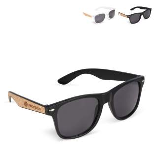Rehaussez votre look avec nos lunettes de soleil Wayfarer avec une touche de nature. Fabriquées avec une monture en PC 100 % recyclé et une élégante incrustation en liège, elles redéfinissent l'éco-chic. Le style rencontre le développement durable - ... Rehaussez votre look avec nos lunettes de soleil Wayfarer avec une touche de nature. Fabriquées avec une monture en PC 100 % recyclé et une élégante incrustation en liège, elles redéfinissent l'éco-chic. Le style rencontre le développement durable - ...