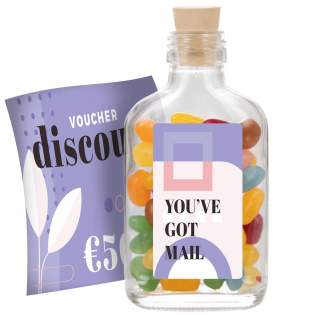 Glazen flesje voorzien van een full colour sticker op de voorzijde en een bedrukte (opgerolde) brief in het flesje, gevuld met ca. 75 gram jelly beans