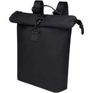 Le sac à dos à rabat enroulable Turner est fabriqué à partir de 51 % de plastique recyclé certifié GRS. Sa doublure est fabriquée à partir de 100 % de RPET certifié GRS. Le sac à dos comporte un compartiment matelassé pour ordinateur portable de 15,6 pouces, un compartiment matelassé pour tablette, une sangle interne pour fixer une bouteille d’eau et une poche zippée pour les petits objets. Le compartiment principal est doté d’un rabat enroulable, qui peut être fixée en toute sécurité à l’aide d’un fermoir. De plus, la sangle au dos permet de l’attacher facilement à un bagage à roulettes, ce qui en fait un compagnon de voyage pratique. Capacité : 12 litres. Le sac à dos à rabat enroulable Turner est fabriqué à partir de 51 % de plastique recyclé certifié GRS. Sa doublure est fabriquée à partir de 100 % de RPET certifié GRS. Le sac à dos comporte un compartiment matelassé pour ordinateur portable de 15,6 pouces, un compartiment matelassé pour tablette, une sangle interne pour fixer une bouteille d’eau et une poche zippée pour les petits objets. Le compartiment principal est doté d’un rabat enroulable, qui peut être fixée en toute sécurité à l’aide d’un fermoir. De plus, la sangle au dos permet de l’attacher facilement à un bagage à roulettes, ce qui en fait un compagnon de voyage pratique. Capacité : 12 litres.