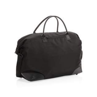 Plan your perfect getaway with this large Aware™ 1200D weekend bag. The bag features one big roomy compartment with front pocket and PU handles. With AWARE™ tracer that validates the genuine use of recycled materials. Each weekend bag saves 12 litres of water and is made of 21 PET bottles (500ml). 2% of proceeds of each Impact product sold will be donated to Water.org. Composition 100% recycled polyester. Lining in 150D recycled polyester.