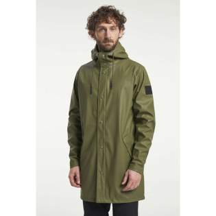 De Apelviken PU Raincoat heeft een klassiek ontwerp in een recht silhouet met zachte jerseystof aan de binnenkant. Deze jas heeft verstelbare manchetten en een split aan de achterkant die je volledige bewegingsvrijheid geeft. Het heeft een waterdichtheid van 5.000 mm, een comfortabele vaste capuchon en gesealde naden om je droog te houden.