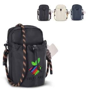 Diese vielseitige Tasche eignet sich perfekt für den Transport von Wasserflaschen und anderen Alltagsgegenständen wie Telefon, Schlüssel und Geldbörse. In der vorderen Tasche können die meisten 500-ml-Flaschen sicher und griffbereit aufbewahrt werden... Diese vielseitige Tasche eignet sich perfekt für den Transport von Wasserflaschen und anderen Alltagsgegenständen wie Telefon, Schlüssel und Geldbörse. In der vorderen Tasche können die meisten 500-ml-Flaschen sicher und griffbereit aufbewahrt werden...