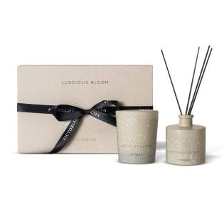 Deze Luscious Bloom set, bestaande uit een geurkaars en een diffuser van het Zweedse merk Victoria, decoratieve geurverspreiders met een heerlijk bloemige en rustgevende geur. De set is verpakt in een luxe geschenkdoos, voorzien van een striklint. De glazen oliehouder heeft een inhoud van 50 ml en kan tot wel 3 weken meegaan en de kaars heeft 15 branduren. Deze Luscious Bloom set, bestaande uit een geurkaars en een diffuser van het Zweedse merk Victoria, decoratieve geurverspreiders met een heerlijk bloemige en rustgevende geur. De set is verpakt in een luxe geschenkdoos, voorzien van een striklint. De glazen oliehouder heeft een inhoud van 50 ml en kan tot wel 3 weken meegaan en de kaars heeft 15 branduren.