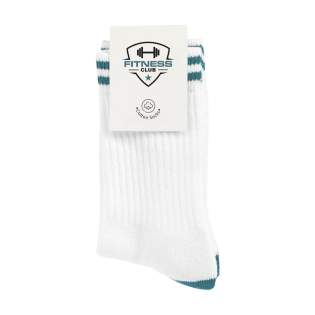 Comfortabele sportsokken van het merk Kingly. Deze duurzame kwaliteitssokken zijn gemaakt van premium upcycled garen afkomstig van textielafval en bestaan uit een mix van 85% upcycled katoen, 12% geregenereerde polyamide uit post-consumer materiaal en 3% elastaan. Ze hebben een nauwsluitende, prettige pasvorm, een volledige badstof voering voor extra comfort gedurende de dag en verstevigde hiel- en teenzones voor extra duurzaamheid. De sokken zijn te personaliseren met een ingebreid, customised design in maximaal 6 kleuren. Keuze uit 6 garenkleuren upcycled katoen en 50 kleuren geregenereerd polyamide. De sokken worden per paar verpakt met een gerecycled label, dat je in jouw eigen full colour ontwerp kunt laten bedrukken. Zo creëer je sokken die perfect aansluiten bij jouw huisstijl. Beschikbare maten M (36-39) en L (40-46). Minimale bestelhoeveelheid: 50 paar per maat en per design. OEKO-TEX en GRS-gecertificeerd. Made in Europe. Comfortabele sportsokken van het merk Kingly. Deze duurzame kwaliteitssokken zijn gemaakt van premium upcycled garen afkomstig van textielafval en bestaan uit een mix van 85% upcycled katoen, 12% geregenereerde polyamide uit post-consumer materiaal en 3% elastaan. Ze hebben een nauwsluitende, prettige pasvorm, een volledige badstof voering voor extra comfort gedurende de dag en verstevigde hiel- en teenzones voor extra duurzaamheid. De sokken zijn te personaliseren met een ingebreid, customised design in maximaal 6 kleuren. Keuze uit 6 garenkleuren upcycled katoen en 50 kleuren geregenereerd polyamide. De sokken worden per paar verpakt met een gerecycled label, dat je in jouw eigen full colour ontwerp kunt laten bedrukken. Zo creëer je sokken die perfect aansluiten bij jouw huisstijl. Beschikbare maten M (36-39) en L (40-46). Minimale bestelhoeveelheid: 50 paar per maat en per design. OEKO-TEX en GRS-gecertificeerd. Made in Europe.
