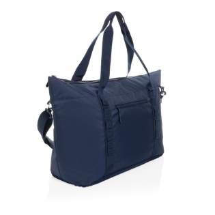 De Sonny Aware™ RPET XL koeltas is ontworpen voor degenen die voldoende ruimte en efficiënte koeling onderweg nodig hebben. Gemaakt van 100% RPET-materiaal met een duurzame PEVA-bekleding, is deze koeltas zowel functioneel als stijlvol. Hij heeft twee stevige webbinghandvatten en een verstelbare schouderriem van 140 cm voor comfortabel dragen. De webbinglussen aan de voorkant stellen je in staat om kleine items vast te maken, terwijl de voorzak met rits en de mesh drinkhouder aan de achterkant gemakkelijke toegang bieden tot je essentials. Het ruime hoofdcompartiment is gevoerd met zilvergrijze PEVA, perfect om je eten en drinken koel en vers te houden. De tas is afgewerkt met kleurgecoördineerde zakken, ritsen en trekkoorden voor een strakke uitstraling. Gemaakt van gerecycled polyester met de AWARE™ tracer. 2% van de opbrengst van elk product dat met AWARE™ wordt verkocht, wordt gedoneerd aan Water.org. PVC-vrij.<br /><br />PVC free: true De Sonny Aware™ RPET XL koeltas is ontworpen voor degenen die voldoende ruimte en efficiënte koeling onderweg nodig hebben. Gemaakt van 100% RPET-materiaal met een duurzame PEVA-bekleding, is deze koeltas zowel functioneel als stijlvol. Hij heeft twee stevige webbinghandvatten en een verstelbare schouderriem van 140 cm voor comfortabel dragen. De webbinglussen aan de voorkant stellen je in staat om kleine items vast te maken, terwijl de voorzak met rits en de mesh drinkhouder aan de achterkant gemakkelijke toegang bieden tot je essentials. Het ruime hoofdcompartiment is gevoerd met zilvergrijze PEVA, perfect om je eten en drinken koel en vers te houden. De tas is afgewerkt met kleurgecoördineerde zakken, ritsen en trekkoorden voor een strakke uitstraling. Gemaakt van gerecycled polyester met de AWARE™ tracer. 2% van de opbrengst van elk product dat met AWARE™ wordt verkocht, wordt gedoneerd aan Water.org. PVC-vrij.<br /><br />PVC free: true