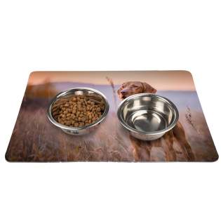 Durable and washable non-slip placemat for dogs and cats, made of 50-80% recycled material.