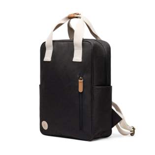 Restez léger avec ce sac à dos classique mais subtilement sportif, fabriqué en polyester recyclé certifié RCS et agrémenté de détails contrastés. Le sac à dos est doté d'une poche frontale zippée pratique et de deux poches latérales ouvertes pour un accès facile. À l'intérieur du compartiment principal spacieux se trouve une poche plus petite, conçue pour faciliter l'organisation. Les détails métalliques en laiton antique ajoutent une touche raffinée. Certifié par RCS (Recycled Claim Standard), la certification RCS garantit que l'ensemble de la chaîne d'approvisionnement en matériaux recyclés est certifiée. Le contenu recyclé total est basé sur le poids total du produit. Ce produit contient 10 % de polyester recyclé certifié RCS. Restez léger avec ce sac à dos classique mais subtilement sportif, fabriqué en polyester recyclé certifié RCS et agrémenté de détails contrastés. Le sac à dos est doté d'une poche frontale zippée pratique et de deux poches latérales ouvertes pour un accès facile. À l'intérieur du compartiment principal spacieux se trouve une poche plus petite, conçue pour faciliter l'organisation. Les détails métalliques en laiton antique ajoutent une touche raffinée. Certifié par RCS (Recycled Claim Standard), la certification RCS garantit que l'ensemble de la chaîne d'approvisionnement en matériaux recyclés est certifiée. Le contenu recyclé total est basé sur le poids total du produit. Ce produit contient 10 % de polyester recyclé certifié RCS.