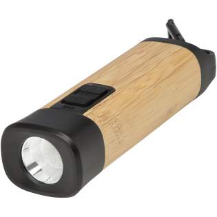 La torche Kuma avec mousqueton est fabriquée à partir de bambou certifié et de 41 % de plastique recyclé certifié RCS, ce qui en fait un choix plus durable pour explorer l'extérieur, s'attaquer à des projets de bricolage ou faire face à des pannes d'électricité. Dotée d'une puissante source lumineuse COB de 3 W disponible en 3 modes d'éclairage différents, la torche Kuma produit 80 lumens de lumière avec une distance de faisceau allant jusqu'à 100 mètres lorsqu'elle est complètement chargée. Équipée d'une batterie Li-ion 18650 haute capacité de 1 200 mAh, la torche garantit longévité et fiabilité, produisant 3,5 à 4,5 heures d'éclairage continu avec une seule charge. Le mousqueton en aluminium inclus permet de l'attacher facilement aux sacs à dos, aux ceintures ou au matériel, ce qui en fait un compagnon fidèle pour le camping ou la randonnée. Le bambou étant un produit naturel, la couleur et la taille peuvent légèrement varier selon l'article, ce qui peut avoir un impact sur l'aspect final du produit. Livrée avec un câble de recharge de type-C en TPE de 30 cm et emballée dans un coffret cadeau STAC provenant de sources durables.