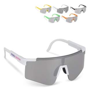 Restez protégé et élégant avec ces lunettes de sport haute performance. Dotées d'un design enveloppant élégant et de verres argentés UV400, elles offrent une excellente protection oculaire. La monture légère en R-PC assure un ajustement confortable, ... Restez protégé et élégant avec ces lunettes de sport haute performance. Dotées d'un design enveloppant élégant et de verres argentés UV400, elles offrent une excellente protection oculaire. La monture légère en R-PC assure un ajustement confortable, ...