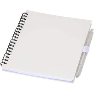 Das Niove Softcover-Notizbuch besteht aus recyceltem Kunststoff und enthält 70 punktkarierte Seiten aus 70 g/m² Papier. Das Notizbuch hat abgerundete Ecken und eine Stiftschlaufe. Notizbuchformat: 140 × 178 mm. Der Kugelschreiber besteht ebenfalls aus recyceltem Kunststoff. Tintenfarbe: Blau. Schreiblänge: 1000 Meter. Schreibspitze: 1,0 mm. 