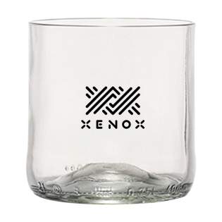 Ein Design Trinkglas hergestellt aus einer recycelten Weinflasche. Ein einzigartiges Glas der Marke Rebottled®, in dem man die Original-Weinflasche sofort erkennt. Das Glas liegt gut in der Hand und hat eine glatte Oberfläche. Von hoher Qualität und geeignet für Wasser, Softdrinks oder Wein. Spülmaschinengeeignet bis 60°C. Um den Aufdruck zu erhalten, wird Waschen von Hand empfohlen. Pro Stück in einer originellen Geschenkbox aus recyceltem FSC®-zertifiziertem Karton geliefert. Niederländisches Design. Made in Holland. Fassungsvermögen ca. 250 ml. Aufdruck nur in schwarz oder weiß möglich. Rebottled® ist eine Marke, die leere Weinflaschen zu 100% kreisförmige Designobjekte upcycelt. Ein Design Trinkglas hergestellt aus einer recycelten Weinflasche. Ein einzigartiges Glas der Marke Rebottled®, in dem man die Original-Weinflasche sofort erkennt. Das Glas liegt gut in der Hand und hat eine glatte Oberfläche. Von hoher Qualität und geeignet für Wasser, Softdrinks oder Wein. Spülmaschinengeeignet bis 60°C. Um den Aufdruck zu erhalten, wird Waschen von Hand empfohlen. Pro Stück in einer originellen Geschenkbox aus recyceltem FSC®-zertifiziertem Karton geliefert. Niederländisches Design. Made in Holland. Fassungsvermögen ca. 250 ml. Aufdruck nur in schwarz oder weiß möglich. Rebottled® ist eine Marke, die leere Weinflaschen zu 100% kreisförmige Designobjekte upcycelt.