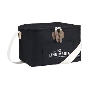 Deze stijlvolle en functionele koeltas van het merk Wooosh is gemaakt van stevig RPET 600D polyester. Met een handig voorvakje voor een telefoon. De aantrekkelijke accenten, zoals de luxe ritstrekkers en de zachte, geweven draagriem, vallen direct op. Dankzij de isolerende laag blijven drankjes en etenswaren prima op temperatuur. Ideaal voor een ontspannen picknick, een dagje strand of voor onderweg. GRS-gecertificeerd. Totaal gerecycled materiaal: 30%. Inhoud ca. 7 liter. Deze stijlvolle en functionele koeltas van het merk Wooosh is gemaakt van stevig RPET 600D polyester. Met een handig voorvakje voor een telefoon. De aantrekkelijke accenten, zoals de luxe ritstrekkers en de zachte, geweven draagriem, vallen direct op. Dankzij de isolerende laag blijven drankjes en etenswaren prima op temperatuur. Ideaal voor een ontspannen picknick, een dagje strand of voor onderweg. GRS-gecertificeerd. Totaal gerecycled materiaal: 30%. Inhoud ca. 7 liter.