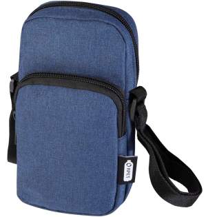 L'étui à téléphone recyclé certifié GRS de Ross protège votre téléphone et offre un rangement supplémentaire pratique grâce à sa poche frontale zippée pour les petits accessoires. Avec ses bretelles réglables (jusqu'à 140 cm), c'est un compagnon de voyage pratique et élégant pour le monde numérique d'aujourd'hui. L'étui à téléphone recyclé certifié GRS de Ross protège votre téléphone et offre un rangement supplémentaire pratique grâce à sa poche frontale zippée pour les petits accessoires. Avec ses bretelles réglables (jusqu'à 140 cm), c'est un compagnon de voyage pratique et élégant pour le monde numérique d'aujourd'hui.