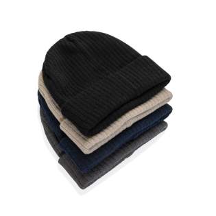 Bonnet Pryor avec revers et côtes étroites en tricot, fabriqué à partir d'un mélange de polyester recyclé. Cette combinaison assure à la fois style et polyvalence, offrant une coupe adaptée à tous. Avec le traceur AWARE™ qui valide l'utilisation auth...