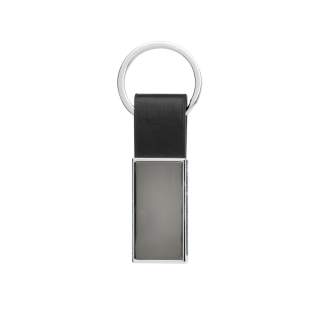 Luxe sleutelhanger gemaakt van RCS gerecyclede zinc alloy en PU. Totaal gerecycled materiaal: 67% op basis van het totale gewicht van het item. RCS-certificering zorgt voor een volledig gecertificeerde toeleveringsketen van de gerecyclede materialen. Verpakt in papieren zak. Luxe sleutelhanger gemaakt van RCS gerecyclede zinc alloy en PU. Totaal gerecycled materiaal: 67% op basis van het totale gewicht van het item. RCS-certificering zorgt voor een volledig gecertificeerde toeleveringsketen van de gerecyclede materialen. Verpakt in papieren zak.