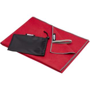 La serviette de sport Pieter absorbe très bien, est légère, sèche rapidement et le tissu est durable et extrêmement doux. Lorsque la serviette est pliée et fixée à l'aide de l'élastique, elle est réduite à une petite taille, ce qui permet de l'emmener à la salle de sport, à la piscine, ou de l'utiliser en randonnée ou en camping. D'une taille de 50 x 100 cm, la serviette est composée à 90 % de polyester recyclé certifié GRS et à 10 % de nylon. Elle peut être lavée en machine à 40 °C. Elle est livrée avec une pochette de rangement (17 x 13 cm) en plastique PET recyclé, qui offre une surface idéale pour l'impression d'un logo. La serviette de sport Pieter absorbe très bien, est légère, sèche rapidement et le tissu est durable et extrêmement doux. Lorsque la serviette est pliée et fixée à l'aide de l'élastique, elle est réduite à une petite taille, ce qui permet de l'emmener à la salle de sport, à la piscine, ou de l'utiliser en randonnée ou en camping. D'une taille de 50 x 100 cm, la serviette est composée à 90 % de polyester recyclé certifié GRS et à 10 % de nylon. Elle peut être lavée en machine à 40 °C. Elle est livrée avec une pochette de rangement (17 x 13 cm) en plastique PET recyclé, qui offre une surface idéale pour l'impression d'un logo.