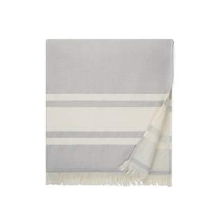 Serviette de hammam conçue avec deux types de textures différentes, une face en éponge et l'autre en tissage uni. La conception à deux faces fait de cette serviette le compagnon idéal lorsque vous êtes à la plage, au bord de la piscine ou lors d'une aventure en plein air. Elle a un excellent pouvoir d'absorption et sèche rapidement. La serviette est fabriquée à partir de 75% de coton et de 25% de polyester et a une épaisseur de 360 g/m². Dimensions : 180x80 cm, franges de 5 cm exclues. OEKO-TEX® STANDARD 100. 09.HIN.68091. Hohenstein HTTI. Serviette de hammam conçue avec deux types de textures différentes, une face en éponge et l'autre en tissage uni. La conception à deux faces fait de cette serviette le compagnon idéal lorsque vous êtes à la plage, au bord de la piscine ou lors d'une aventure en plein air. Elle a un excellent pouvoir d'absorption et sèche rapidement. La serviette est fabriquée à partir de 75% de coton et de 25% de polyester et a une épaisseur de 360 g/m². Dimensions : 180x80 cm, franges de 5 cm exclues. OEKO-TEX® STANDARD 100. 09.HIN.68091. Hohenstein HTTI.