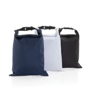 Vous êtes à la recherche d'un sac à lunch pliable qui conserve la fraîcheur de vos aliments et contribue à une planète plus propre ? Le sac-repas pliable Snackstrap AWARE™ RPET est fabriqué à partir de bouteilles en PET recyclées et constitue une alt...