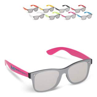 Faites-vous remarquer avec ces lunettes de soleil modernes à verre unique. Conçues avec une lentille miroir UV400 pour une protection complète des yeux, elles offrent un look audacieux et élégant. La monture légère mais durable assure un confort tout... Faites-vous remarquer avec ces lunettes de soleil modernes à verre unique. Conçues avec une lentille miroir UV400 pour une protection complète des yeux, elles offrent un look audacieux et élégant. La monture légère mais durable assure un confort tout...