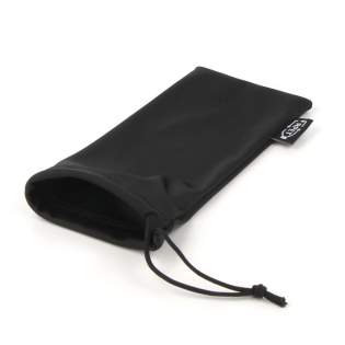 Protégez vos lunettes de soleil avec notre pochette écologique en RPET. Fabriqué à partir de bouteilles en plastique recyclées, il s'agit d'un choix durable qui protège vos lunettes et assainit l'environnement. Procurez-vous le vôtre dès maintenant et ayez l'air bien tout en faisant le bien ! Protégez vos lunettes de soleil avec notre pochette écologique en RPET. Fabriqué à partir de bouteilles en plastique recyclées, il s'agit d'un choix durable qui protège vos lunettes et assainit l'environnement. Procurez-vous le vôtre dès maintenant et ayez l'air bien tout en faisant le bien !
