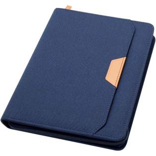 Le porte-document Nomumi A5 avec coins arrondis constitue un accessoire de bureau pratique en plastique recyclé. Comprend 64 feuilles lignées de couleur crème de 80 g/m2, une fermeture à glissière, une boucle pour stylo et une pochette accordéon. Le porte-document Nomumi A5 avec coins arrondis constitue un accessoire de bureau pratique en plastique recyclé. Comprend 64 feuilles lignées de couleur crème de 80 g/m2, une fermeture à glissière, une boucle pour stylo et une pochette accordéon.