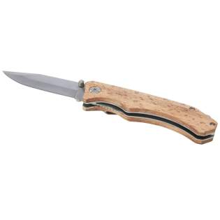 Starkes, langlebiges und kompaktes Taschenmesser aus hochwertigem Edelstahl mit Buchenholzgriffen. Ein unverzichtbares Accessoire für Pfadfinder, Handwerker und andere Survival- oder Outdoor-Fans. Das verwendete Buchenholz stammt aus nachhaltigen, umweltfreundlichen und sozialverträglichen Quellen. Das Messer wird mit einem Sicherheitsschloss und einem Gürtelclip geliefert und hat geöffnet eine Größe von 19 x 2 x 2,5 cm und geschlossen eine Größe von 11 x 2 x 2,5 cm. Es wird mit einer Bedienungsanleitung geliefert und ist in einer Geschenkbox aus recyceltem Karton mit einer Größe von 14 x 4 x 3,5 cm verpackt. Als nachhaltige Druckoption wird Lasergravur empfohlen. Starkes, langlebiges und kompaktes Taschenmesser aus hochwertigem Edelstahl mit Buchenholzgriffen. Ein unverzichtbares Accessoire für Pfadfinder, Handwerker und andere Survival- oder Outdoor-Fans. Das verwendete Buchenholz stammt aus nachhaltigen, umweltfreundlichen und sozialverträglichen Quellen. Das Messer wird mit einem Sicherheitsschloss und einem Gürtelclip geliefert und hat geöffnet eine Größe von 19 x 2 x 2,5 cm und geschlossen eine Größe von 11 x 2 x 2,5 cm. Es wird mit einer Bedienungsanleitung geliefert und ist in einer Geschenkbox aus recyceltem Karton mit einer Größe von 14 x 4 x 3,5 cm verpackt. Als nachhaltige Druckoption wird Lasergravur empfohlen.