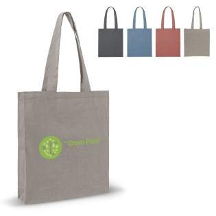 Sac shopping en coton fait à partir de textile recyclé. Les diverses composantes du matériau confèrent au tissu un aspect et une sensation uniques. De légères variations de couleurs sont inévitables et un vrai signe du caractère recyclé de ce sac. Le...