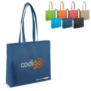 Quatre bouteilles en PET post-consommation recyclées ont été utilisées pour fabriquer ce sac. Réduisez les déchets en plastique grâce à ce sac durable. Le soufflet extra large rend ce sac très spacieux. Quatre bouteilles en PET post-consommation recyclées ont été utilisées pour fabriquer ce sac. Réduisez les déchets en plastique grâce à ce sac durable. Le soufflet extra large rend ce sac très spacieux.