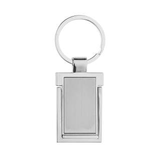 Luxe sleutelhanger met telefoonstandaard gemaakt van RCS gerecycled zinc alloy. Totaal gerecycled materiaal: 86% op basis van het totale gewicht van het item. RCS-certificering zorgt voor een volledig gecertificeerde toeleveringsketen van de gerecyclede materialen. Verpakt in papieren zak. Luxe sleutelhanger met telefoonstandaard gemaakt van RCS gerecycled zinc alloy. Totaal gerecycled materiaal: 86% op basis van het totale gewicht van het item. RCS-certificering zorgt voor een volledig gecertificeerde toeleveringsketen van de gerecyclede materialen. Verpakt in papieren zak.
