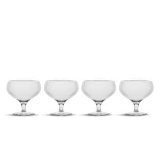 Le verre coupé Billi a un design caractéristique unique qui représente Sagaform de manière évidente. Avec son bol arrondi orné de rayures et son pied bas, ce verre coupe est à la fois beau et fonctionnel. Grâce à sa forme pratique, empilable et bien pensée, ce verre est parfait pour de nombreuses occasions. Fabriqué en PET recyclé (rPET). Chaque paquet contient quatre verres coupés de Sagaform, le cadeau idéal pour quelqu'un qui a déjà tout. Conçu en Suède par Studio Sagaform. La gamme Billi est adaptée à des températures allant jusqu'à 50°C. Lavage à la main uniquement. Taille ø10x9,5 cm 30 cl. Le verre coupé Billi a un design caractéristique unique qui représente Sagaform de manière évidente. Avec son bol arrondi orné de rayures et son pied bas, ce verre coupe est à la fois beau et fonctionnel. Grâce à sa forme pratique, empilable et bien pensée, ce verre est parfait pour de nombreuses occasions. Fabriqué en PET recyclé (rPET). Chaque paquet contient quatre verres coupés de Sagaform, le cadeau idéal pour quelqu'un qui a déjà tout. Conçu en Suède par Studio Sagaform. La gamme Billi est adaptée à des températures allant jusqu'à 50°C. Lavage à la main uniquement. Taille ø10x9,5 cm 30 cl.