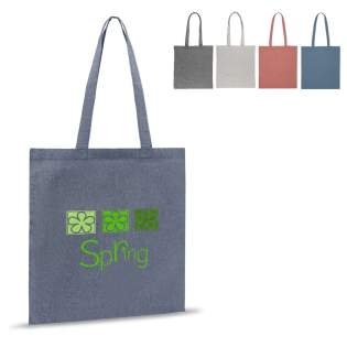 Sac en coton fait à partir de textile recyclé. Les diverses composantes du matériau confèrent au tissu un aspect et une sensation uniques. De légères variations de couleurs sont inévitables et un vrai signe du caractère recyclé de ce sac. Sac en coton fait à partir de textile recyclé. Les diverses composantes du matériau confèrent au tissu un aspect et une sensation uniques. De légères variations de couleurs sont inévitables et un vrai signe du caractère recyclé de ce sac.