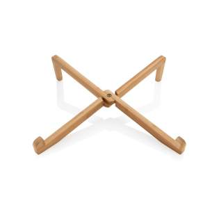 Deze draagbare laptopstandaard is een ideale accessoire wanneer u buiten kantoor werkt. Werk overal comfortabel! Door de laptop hoger te plaatsen, kan de lucht efficiënt circuleren en staat het scherm op ooghoogte. Opvouwbaar en gemakkelijk overal mee naartoe te nemen in het katoenen zakje. Gemaakt met prachtig bamboe. De laptopstandaard is compatibel met tablets en laptops tot 15,6 inch. Hij is niet alleen geschikt als laptopstandaard maar ook ideaal als kookboekstandaard in de keuken. Deze draagbare laptopstandaard is een ideale accessoire wanneer u buiten kantoor werkt. Werk overal comfortabel! Door de laptop hoger te plaatsen, kan de lucht efficiënt circuleren en staat het scherm op ooghoogte. Opvouwbaar en gemakkelijk overal mee naartoe te nemen in het katoenen zakje. Gemaakt met prachtig bamboe. De laptopstandaard is compatibel met tablets en laptops tot 15,6 inch. Hij is niet alleen geschikt als laptopstandaard maar ook ideaal als kookboekstandaard in de keuken.
