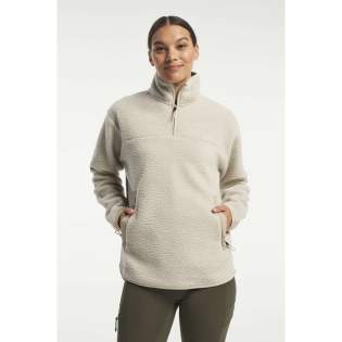 Deze fleece met halve rits voor dames is een echt basisstuk in je garderobe en houdt je het hele jaar door warm in het dagelijks leven en bij buitenactiviteiten. Draag hem onder een shelljack op regenachtige dagen, als warme laag op een frisse zomeravond of onder een winterjas als de temperatuur echt daalt. Het heeft een ritssluiting aan de hals die er niet alleen geweldig uitziet, maar je ook helpt je temperatuur te reguleren. Aan de voorzijde bevinden zich twee zakken met ritssluiting waarin je je telefoon, sleutels of portemonnee kunt opbergen. Maak de look compleet door hem te dragen met een jeans of een van onze outdoorbroeken, zoals de Himalaya Trekking Pants.