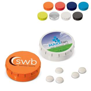 En un seul clic, vous pouvez ouvrir cette boîte de bonbons à la menthe fabriqué en Europe, et avec un mouvement de main simple vous le refermez. Existe en différentes couleurs. Contient 12 grammes de bonbons à la menthe avec sucre. Possibilité de mar...