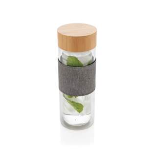 Kaufen Sie keine Plastikwasserflaschen mehr im Geschäft, sondern verwenden Sie Ihre eigene Flasche aus der Impact Collection wieder. Die Verwendung von haltbaren Materialien wie Glas oder Edelstahl ist im Vergleich zu Einwegprodukten um ein Vielfaches nachhaltiger.Weiterhin werden 2% des Erlöses jedes verkauften Impact-Produkts an Water.org gespendet.Glasflaschen bedeuten weniger Plastikmüll. Diese Flasche mit Bambusdeckel, hergestellt aus hochwertigem Borosilikatglas lässt Sie, da sie doppelwandig ist, nun auch heiße Getränke mitnehmen. Ein schickes Sleeve komplettiert den Look. Kapzität 360ml. BPA frei.