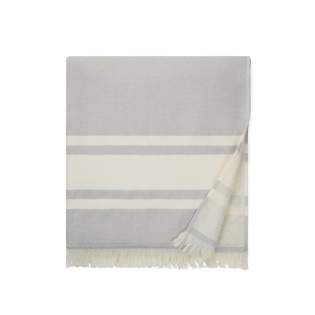 Hamam handdoek ontworpen met twee verschillende texturen, de ene kant in badstof en de andere kant in effen weefsel. Het tweezijdige ontwerp maakt deze handdoek de ultieme metgezel als je op het strand, bij het zwembad of op avontuur bent. Het heeft een uitstekend absorptievermogen en droogt snel op. De handdoek is gemaakt van 75% katoen en 25% polyester en heeft een dikte van 360 g/m². Afmetingen: 180x80 cm, franjes in 5 cm uitgesloten. OEKO-TEX® STANDAARD 100. 09.HIN.68091. Hohenstein HTTI.