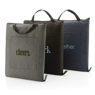 Diese schöne gesteppte Picknickdecke besteht aus 100% recycelten PET-Materialien ( 300D: 180gr/m² & 150D: 95gr/m²). Die große Tasche auf der Vorderseite biete viel Platz für Ihr Logo und macht das Tragen Ihrer wichtigsten Dinge zum Kinderspiel. Die D... Diese schöne gesteppte Picknickdecke besteht aus 100% recycelten PET-Materialien ( 300D: 180gr/m² & 150D: 95gr/m²). Die große Tasche auf der Vorderseite biete viel Platz für Ihr Logo und macht das Tragen Ihrer wichtigsten Dinge zum Kinderspiel. Die D...