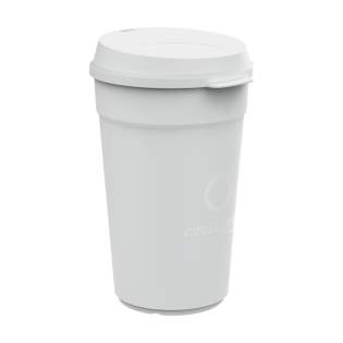 Gobelet réutilisable et empilable avec couvercle de la marque Circulware. Ce gobelet est fabriqué à partir de plastique de haute qualité et peut être réutilisé jusqu'à 500 fois. Le couvercle empilable est en plastique 100 % recyclable et se ferme parfaitement. Cela en fait une tasse idéale à emporter. Une excellente alternative au gobelet jetable. Ce gobelet est léger, facile à nettoyer et empilable, et un excellent gain de place. Sans BPA et approuvé pour les aliments. Passe au lave-vaisselle et au micro-ondes. 100% recyclable. Ce gobelet contribue à une économie circulaire. Conception hollandaise. Fabriqué en Hollande. Capacité 400 ml. Gobelet réutilisable et empilable avec couvercle de la marque Circulware. Ce gobelet est fabriqué à partir de plastique de haute qualité et peut être réutilisé jusqu'à 500 fois. Le couvercle empilable est en plastique 100 % recyclable et se ferme parfaitement. Cela en fait une tasse idéale à emporter. Une excellente alternative au gobelet jetable. Ce gobelet est léger, facile à nettoyer et empilable, et un excellent gain de place. Sans BPA et approuvé pour les aliments. Passe au lave-vaisselle et au micro-ondes. 100% recyclable. Ce gobelet contribue à une économie circulaire. Conception hollandaise. Fabriqué en Hollande. Capacité 400 ml.