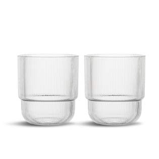 Le verre à eau Billi a un design caractéristique unique qui représente Sagaform de manière évidente. Avec son bol arrondi orné de rayures et son pied bas, ce verre à eau est à la fois beau et fonctionnel. Sa forme pratique, empilable et bien pensée en fait un verre parfait pour de nombreuses occasions. Fabriqué en PET recyclé (rPET). Chaque paquet contient deux verres à eau de Sagaform, le cadeau idéal pour quelqu'un qui a déjà tout. Conçu en Suède par Studio Sagaform. La gamme Billi est adaptée à des températures allant jusqu'à 50°C. Lavage à la main uniquement. Taille ø8,5x9,5 cm, 40 cl. Le verre à eau Billi a un design caractéristique unique qui représente Sagaform de manière évidente. Avec son bol arrondi orné de rayures et son pied bas, ce verre à eau est à la fois beau et fonctionnel. Sa forme pratique, empilable et bien pensée en fait un verre parfait pour de nombreuses occasions. Fabriqué en PET recyclé (rPET). Chaque paquet contient deux verres à eau de Sagaform, le cadeau idéal pour quelqu'un qui a déjà tout. Conçu en Suède par Studio Sagaform. La gamme Billi est adaptée à des températures allant jusqu'à 50°C. Lavage à la main uniquement. Taille ø8,5x9,5 cm, 40 cl.