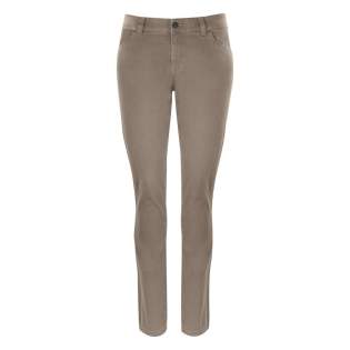 Moderne, aansluitende broek in een aangenaam, zacht materiaal voor optimaal comfort en meer bewegingsvrijheid. De combinatie van katoen en elastaan garandeert dat de broek na elke wasbeurt telkens opnieuw zijn originele pasvorm terug aanneemt. De stof is nabehandeld met een enzyme wash, waardoor het materiaal voorgekrompen is en zacht aanvoelt. Bij het damesmodel zorgen opgestikte achterzakken en aangepaste zijzakken dan weer voor een extra vrouwelijke touch. YKK ritssluiting.