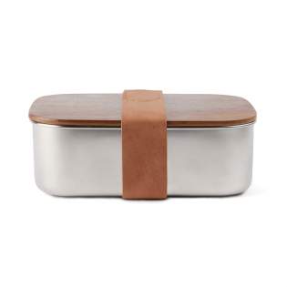 Die Ciro Lunchbox aus RCS recyceltem Stahl ist eine praktische und umweltfreundliche Lösung für das Mittagessen, bei deren Gestaltung sowohl auf Funktionalität als auch auf Umweltbewusstsein geachtet wurde. Der Deckel aus FSC®-zertifiziertem Akazienholz verfügt über ein praktisches PU-Band mit Klettverschluss, das einen sicheren Transport gewährleistet. Akazienholz ist ein organisches Material, bei dem Abweichungen in Farbton und Farbe natürliche Merkmale sind. Die RCS (Recycled Claim Standard) Zertifizierung garantiert, dass die gesamte Lieferkette der recycelten Materialien zertifiziert ist. Der Gesamtanteil an recyceltem Material basiert auf dem Gesamtgewicht des Produkts. Dieses Produkt enthält 39% RCS-zertifizierten recycelten Edelstahl. Leicht zu reinigen. Nur von Hand abwaschbar. In FSC®-zertifizierter Kraftverpackung verpackt. Die Ciro Lunchbox aus RCS recyceltem Stahl ist eine praktische und umweltfreundliche Lösung für das Mittagessen, bei deren Gestaltung sowohl auf Funktionalität als auch auf Umweltbewusstsein geachtet wurde. Der Deckel aus FSC®-zertifiziertem Akazienholz verfügt über ein praktisches PU-Band mit Klettverschluss, das einen sicheren Transport gewährleistet. Akazienholz ist ein organisches Material, bei dem Abweichungen in Farbton und Farbe natürliche Merkmale sind. Die RCS (Recycled Claim Standard) Zertifizierung garantiert, dass die gesamte Lieferkette der recycelten Materialien zertifiziert ist. Der Gesamtanteil an recyceltem Material basiert auf dem Gesamtgewicht des Produkts. Dieses Produkt enthält 39% RCS-zertifizierten recycelten Edelstahl. Leicht zu reinigen. Nur von Hand abwaschbar. In FSC®-zertifizierter Kraftverpackung verpackt.