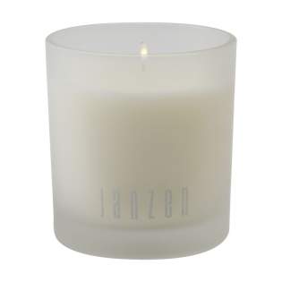 In Glas gegossene Parfümkerze in dem Duft Black 22 der Marke Janzen. Erfüllen Sie Ihr Heim mit Licht, Atmosphäre und Ihrem Lieblingsduft. Ideal für Ihre Seelenruhe und die perfekte Ergänzung für jeden Raum. Das natürliche Wachs sorgt dafür, dass das Parfüm nach und nach freigesetzt wird. Ein frisch-warmer Duft, der eine perfekte Balance zwischen Leichtigkeit und Intensität. Black 22 ist ein reichhaltiges Bukett aus Bergamotte und scharfen Gewürzen, tropischer Baumrinde und süßer Tonkabohne, die auch als „verbotene Frucht“ bekannt ist. Pro Stück in einem Geschenkkarton verpackt. Pro Stück in einer Geschenkverpackung. In Glas gegossene Parfümkerze in dem Duft Black 22 der Marke Janzen. Erfüllen Sie Ihr Heim mit Licht, Atmosphäre und Ihrem Lieblingsduft. Ideal für Ihre Seelenruhe und die perfekte Ergänzung für jeden Raum. Das natürliche Wachs sorgt dafür, dass das Parfüm nach und nach freigesetzt wird. Ein frisch-warmer Duft, der eine perfekte Balance zwischen Leichtigkeit und Intensität. Black 22 ist ein reichhaltiges Bukett aus Bergamotte und scharfen Gewürzen, tropischer Baumrinde und süßer Tonkabohne, die auch als „verbotene Frucht“ bekannt ist. Pro Stück in einem Geschenkkarton verpackt. Pro Stück in einer Geschenkverpackung.