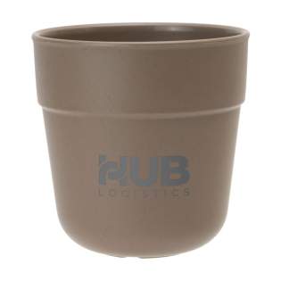 Wiederverwendbarer Kaffeebecher der Marke BE O Lifestyle. Ein stapelbarer Becher im praktischen Format. Hergestellt aus pflanzlichen Fetten und Ölen, die aus Abfällen von Gastronomiebetrieben in den Niederlanden gewonnen werden. 100% recycelbar. Geruchs- und geschmacksneutral. Spülmaschinengeeignet. Um den Aufdruck zu erhalten, wird Waschen von Hand empfohlen. Der elegante Becher ist der ideale Ersatz des Einwegbechers an der Kaffeemaschine. EU-zertifiziert. Fassungsvermögen: 220 ml. Niederländisches Design. Made in Europe. Wiederverwendbarer Kaffeebecher der Marke BE O Lifestyle. Ein stapelbarer Becher im praktischen Format. Hergestellt aus pflanzlichen Fetten und Ölen, die aus Abfällen von Gastronomiebetrieben in den Niederlanden gewonnen werden. 100% recycelbar. Geruchs- und geschmacksneutral. Spülmaschinengeeignet. Um den Aufdruck zu erhalten, wird Waschen von Hand empfohlen. Der elegante Becher ist der ideale Ersatz des Einwegbechers an der Kaffeemaschine. EU-zertifiziert. Fassungsvermögen: 220 ml. Niederländisches Design. Made in Europe.