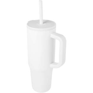 Becher mit einer robusten Außenwand aus RCS-zertifiziertem recyceltem Edelstahl und einer Innenwand aus Kunststoff. Er verfügt über einen integrierten Trinkhalm aus lebensmittelechtem Silikon und einen spritzwassergeschützten Druckdeckel für ein problemloses Trinken. Der Becher eignet sich auch für warme Getränke, es wird jedoch davon abgeraten, diese mit einem Trinkhalm zu trinken. Um das Getränk abkühlen zu lassen, entfernen Sie den Deckel vor dem Trinken. Fassungsvermögen: 900 ml. Nur von Hand reinigen. Becher mit einer robusten Außenwand aus RCS-zertifiziertem recyceltem Edelstahl und einer Innenwand aus Kunststoff. Er verfügt über einen integrierten Trinkhalm aus lebensmittelechtem Silikon und einen spritzwassergeschützten Druckdeckel für ein problemloses Trinken. Der Becher eignet sich auch für warme Getränke, es wird jedoch davon abgeraten, diese mit einem Trinkhalm zu trinken. Um das Getränk abkühlen zu lassen, entfernen Sie den Deckel vor dem Trinken. Fassungsvermögen: 900 ml. Nur von Hand reinigen.