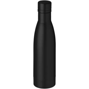 Keep your drinks hot for 12 hours or cold for 48 hours with the Vasa copper vacuum insulated bottle. Double walled and made from 18/8 grade stainless steel with vacuum insulation and a copper plated inner wall means your beverage is kept piping hot or ice cold depending on your requirements. Volume capacity is 500ml. Presented in an Avenue gift box.