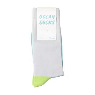 WoW! Sokken gemaakt van 72% gerecycled katoen, 22% gerecycled nylon en 6% gerecycled elastan. One size (41-46). Duurzaam en milieuvriendelijk. Door deze gerecyclede sokken te dragen zeg je ja tegen een afvalvrije wereld. Je bent een deel van de sociale plastic revolutie. Dit paar Ocean Socks voorkwam dat 30 plastic flessen in de oceaan terechtkwamen.  • Met de aankoop van dit product steun je Plastic Bank®. Plastic Bank® is een internationale organisatie met twee hoofddoelen die ons allemaal aangaan: het terugdringen van de armoede en het verminderen van het plastic afval in de oceanen. Plastic Bank® betaalt mensen in ontwikkelingslanden voor het inleveren van plastic afval. Dit plastic haalt men van stranden en uit het ondiepe gedeelte van de oceanen, uit rivieren, van rivieroevers en van vuilstortplaatsen. Door dit alles wordt voorkomen dat dit plastic afval daadwerkelijk in de oceanen terechtkomt. Het ingezamelde plastic wordt gesorteerd, schoongemaakt en verwerkt tot korrels. Van deze korrels worden nieuwe producten gemaakt die het Social Plastic® label mogen dragen. Per stuk in kraft doos.