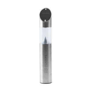 Lampe solaire à LED Grundig. Fabriquée en acier inoxydable et en plastique. Dès qu'il fait sombre, la lumière blanche (2 LED) s'allume automatiquement. L'éclairage solaire idéal pour le jardin ou l'allée. Équipée d'un piquet et facile à déplacer. Après une charge complète, la lampe fournit 6 à 8 heures de lumière. Résistante aux éclaboussures. Le boîtier en acier inoxydable est résistant aux intempéries. Comprend une pile rechargeable AAA Ni-Mh 1,2 V (600 mAh). Emballage par pièce.